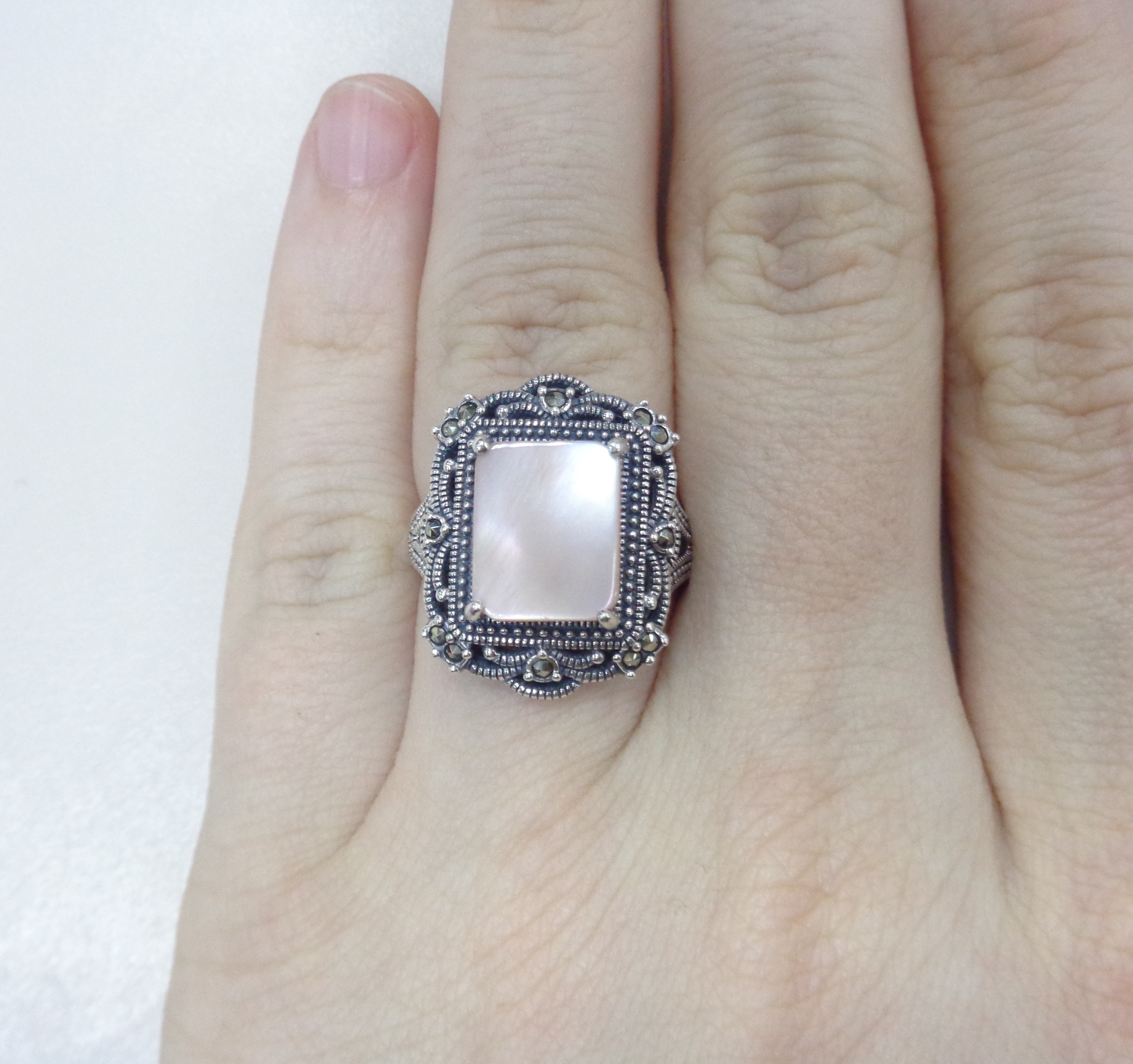 Серебряное кольцо с розовым перламутром